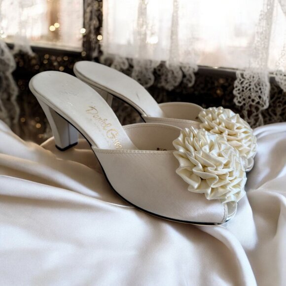 DANIEL GREEN Vintage Cream Satin Rosette Slippers Heels Sz 7 NEW NWOB - Picture 1 of 9